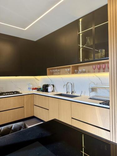 La Villa Kfardebian Stone Villa in Фарая