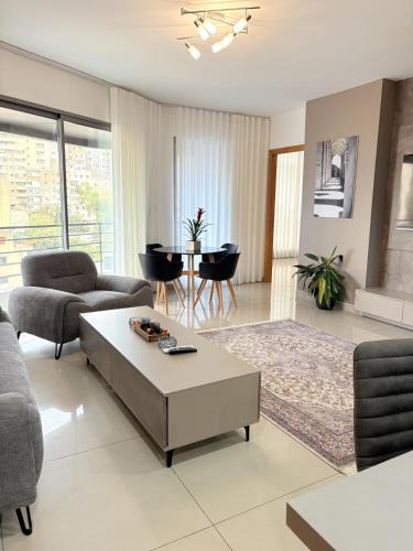 Brown 7 3BR Apt in Sioufi - image 9
