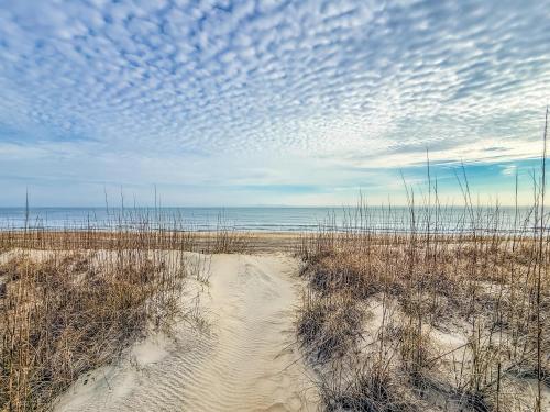 Ocean Song - 2 Bedroom Oceanfront Penthouse Condo in Kill Devil Hills Spacious Layout - image 5