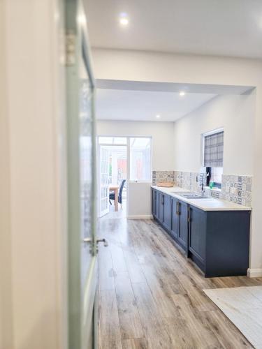 Gaeltacht Qtr Belfast Beautiful Home Sleeps 9 in Falls Park