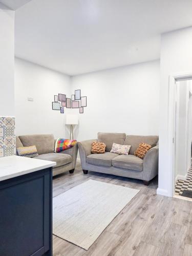 Gaeltacht Qtr Belfast Beautiful Home Sleeps 9 in Falls Park
