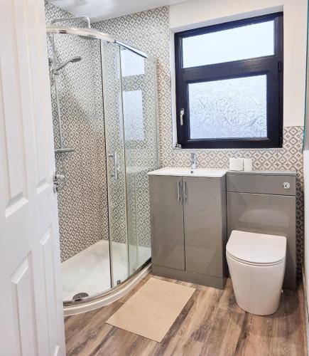 Gaeltacht Qtr Belfast Beautiful Home Sleeps 9 in Falls Park