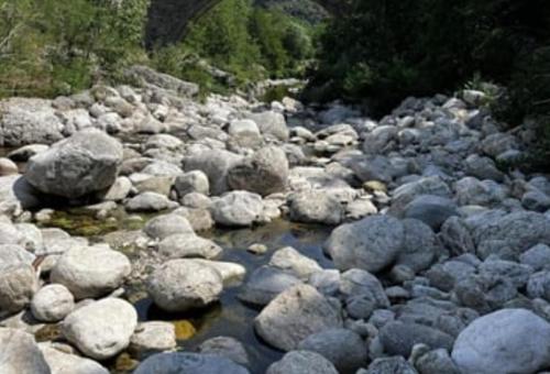 Entre Eaux et Roches - Gîte dans maison ardéchoise de caractère (Entre Eaux et Roches - Gite dans maison ardechoise de caractere) in Valgorge