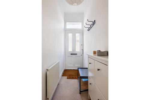 Bright Maida Vale Flat near Shops Transport Links - image 2