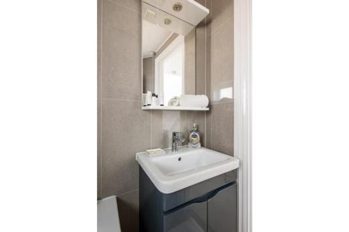 Bright Maida Vale Flat near Shops Transport Links - image 5