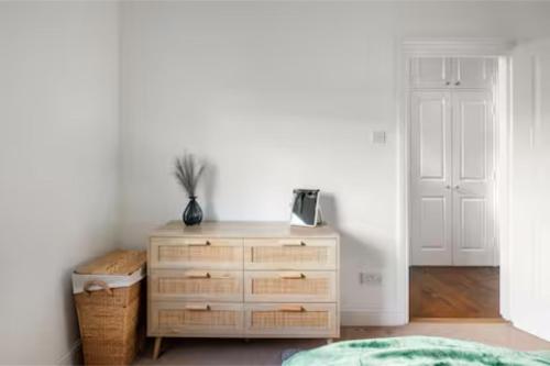 Bright Maida Vale Flat near Shops Transport Links - image 9