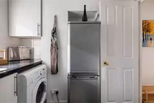Bright Maida Vale Flat near Shops Transport Links - main image