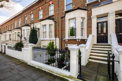 Bright Maida Vale Flat near Shops Transport Links - image 4