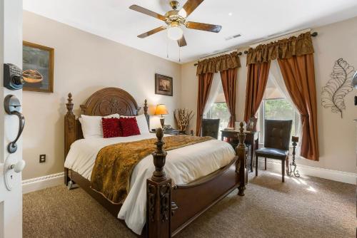Historic Branson Hotel - Notebook Room with Queen Bed - Downtown - FREE TICKETS INCLUDED in Branson, USA
