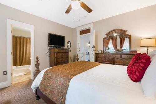 Historic Branson Hotel - Notebook Room with Queen Bed - Downtown - FREE TICKETS INCLUDED in Branson, USA