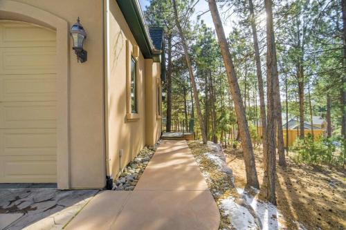Peaceful Pines! Pool Table, Gym & Forest Views in Gleneagle (CO)