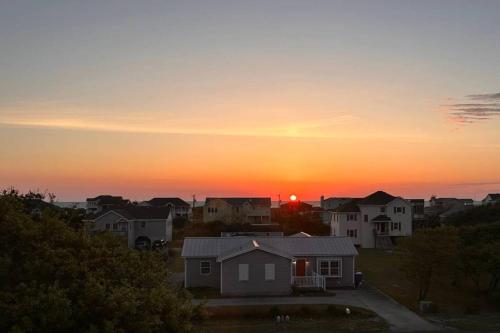 King BEEch - Southern Shores, 300 Yds to Beach, Ocean View, Pool, Hot Hub, Fenced Yard, Southern Shores (photo 2)