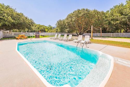 King BEEch - Southern Shores, 300 Yds to Beach, Ocean View, Pool, Hot Hub, Fenced Yard, Southern Shores (photo 4)