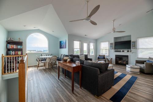 King BEEch - Southern Shores, 300 Yds to Beach, Ocean View, Pool, Hot Hub, Fenced Yard, Southern Shores (photo 7)
