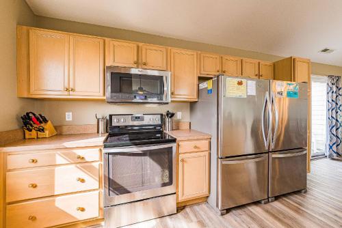 King BEEch - Southern Shores, 300 Yds to Beach, Ocean View, Pool, Hot Hub, Fenced Yard, Southern Shores (photo 9)