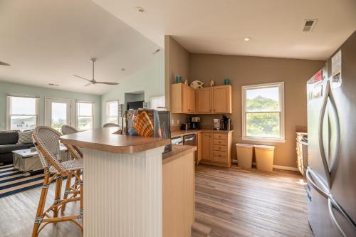 King BEEch - Southern Shores, 300 Yds to Beach, Ocean View, Pool, Hot Hub, Fenced Yard, Southern Shores (photo 8)