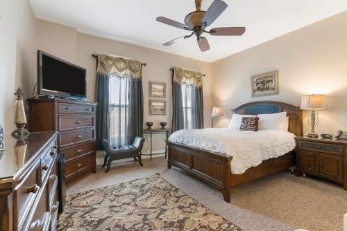 Historic Branson Hotel - Heritage Room with Queen Bed - Downtown - FREE TICKETS INCLUDED in Branson, USA