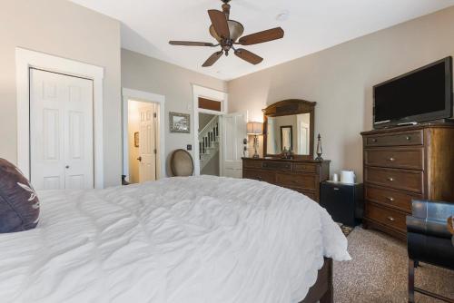 Historic Branson Hotel - Heritage Room with Queen Bed - Downtown - FREE TICKETS INCLUDED in Branson, USA