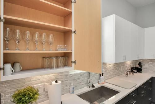 Mohr Haus - Walk to NRG Stadium - Medical Center - Sleeps 8 in Houston, USA