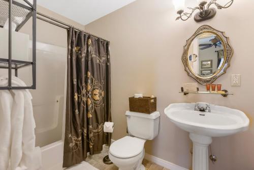 Historic Branson Hotel - Heritage Room with Queen Bed - Downtown - FREE TICKETS INCLUDED in Branson, USA