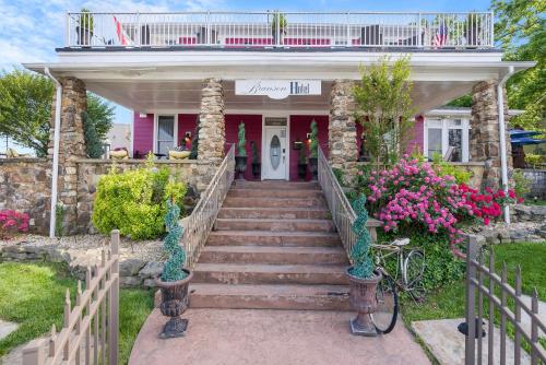 Historic Branson Hotel - Heritage Room with Queen Bed - Downtown - FREE TICKETS INCLUDED in Branson, USA