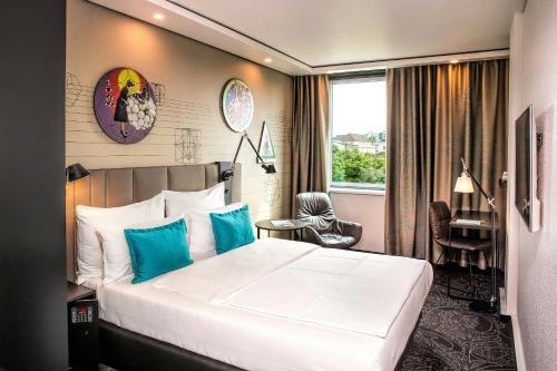 Motel One Wien-Westbahnhof Room Type - Standard Queen Room