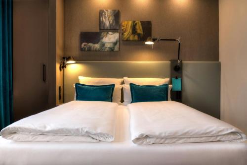 Motel One Amsterdam-Waterlooplein Room Type - Deluxe Room (2 Adults + 1 Child)