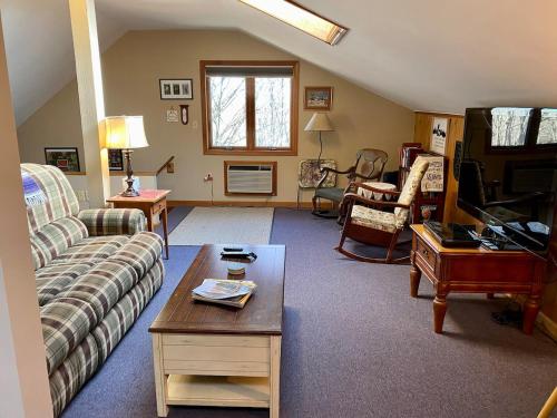 Forests Edge - A private studio apt in the country