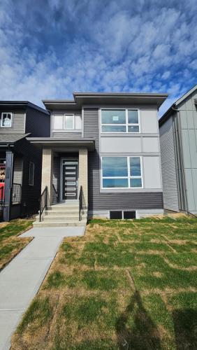3 Bedroom Modern Luxury House - Family Friendly, 3 Queen Beds, Free Wi-Fi, and Free Parking – khách sạn tại Northeast Calgary