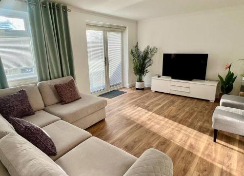 3 Bedroom House Free Parking Just Renovated – khách sạn tại Murston