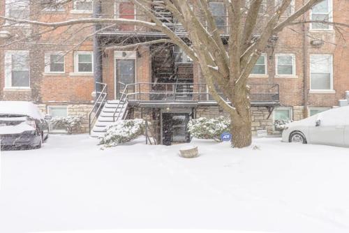 Lovely CWE 2BR with Private Parking ABODEbucks - image 3