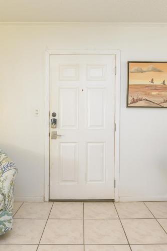Tiki 218 - Close to the Beach 1BR Condo Sleeps 4 - image 4