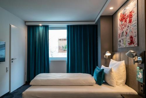Motel One Berlin Mitte - image 13