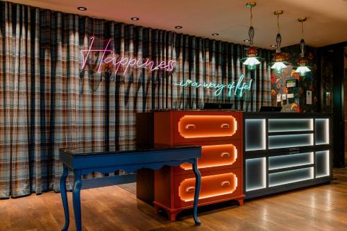 Front desk [24-hour]