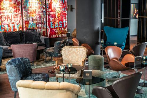 Motel One Berlin Mitte - image 10
