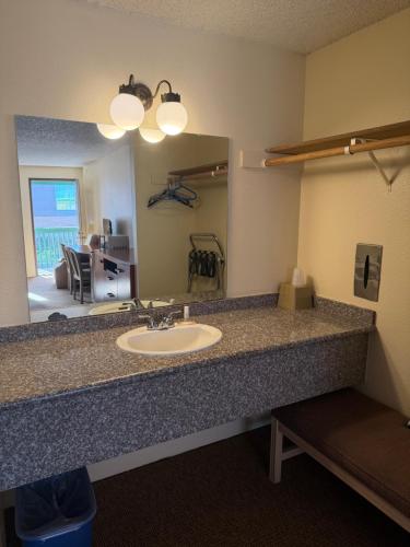 浴室, Federal Way Motel in 華盛頓費德勒爾韋 (WA)