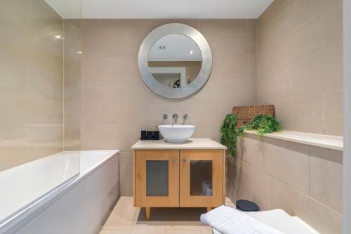 Luxury 70 sqm 1 Bedroom Hoxton Square London Near Old St Tube and Metro Sleeps 4 (F3 HP) - image 7