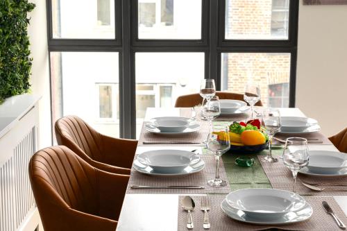 Luxury 70 sqm 1 Bedroom Hoxton Square London Near Old St Tube and Metro Sleeps 4 (F3 HP) - image 3