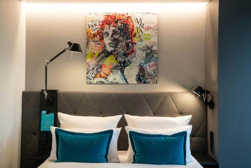 Motel One Berlin-Spittelmarkt Room Type - Superior King Room