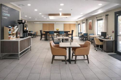 Exterior view, Holiday Inn Express Hotel & Suites St. Paul - Woodbury By IHG in Woodbury (MN)
