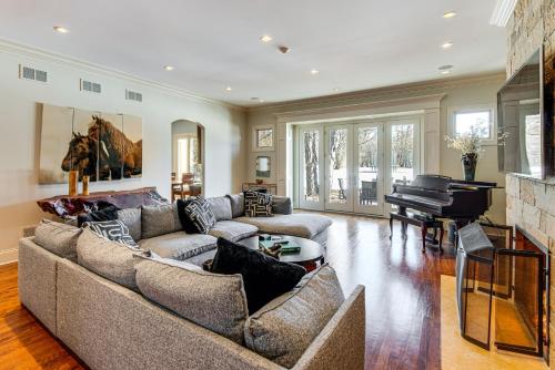 1 Mi to Metra Estate with Theater, Game Room and More in Northbrook (IL)