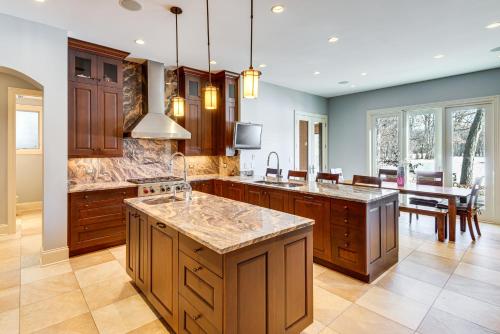 1 Mi to Metra Estate with Theater, Game Room and More in Northbrook (IL)