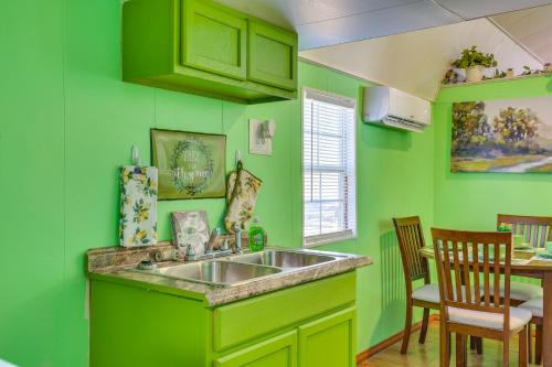 Cozy Cabin in Overton Glamping Community w/ Perks! in Kilgore (TX)