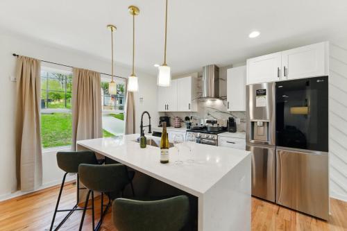 Kitchen, 9 Mins To The city Of Atlanta in Cascade Road