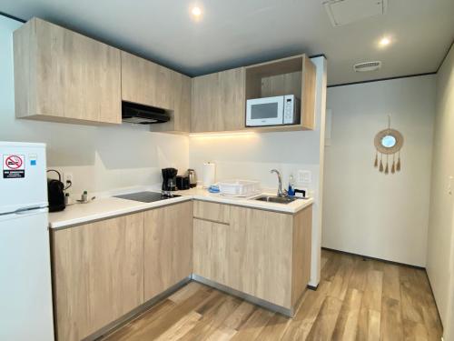 Maho Escape- with Pool and Gym, Lagoon view, walk to dinning, Maho Beach and Mullet Bay in Lowlands