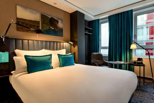 Motel One Glasgow near The Necropolis