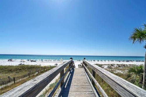 Condo with Gulf View & pool, beach access & bunks in Destin (FL)
