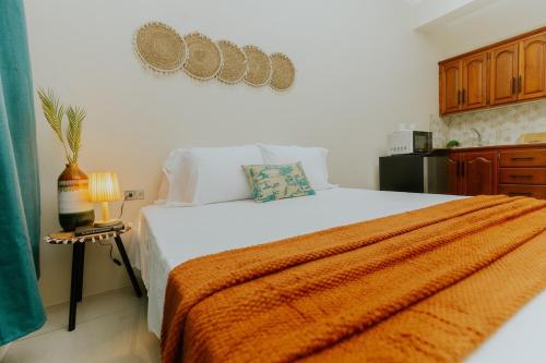 . Bali-Inspired Studio Mins from Airport