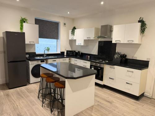 Kitchen, 3 Bed Stay for Families, Groups And Contractors in North Tyneside