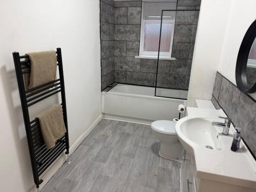 Shower, 3 Bed Stay for Families, Groups And Contractors in North Tyneside